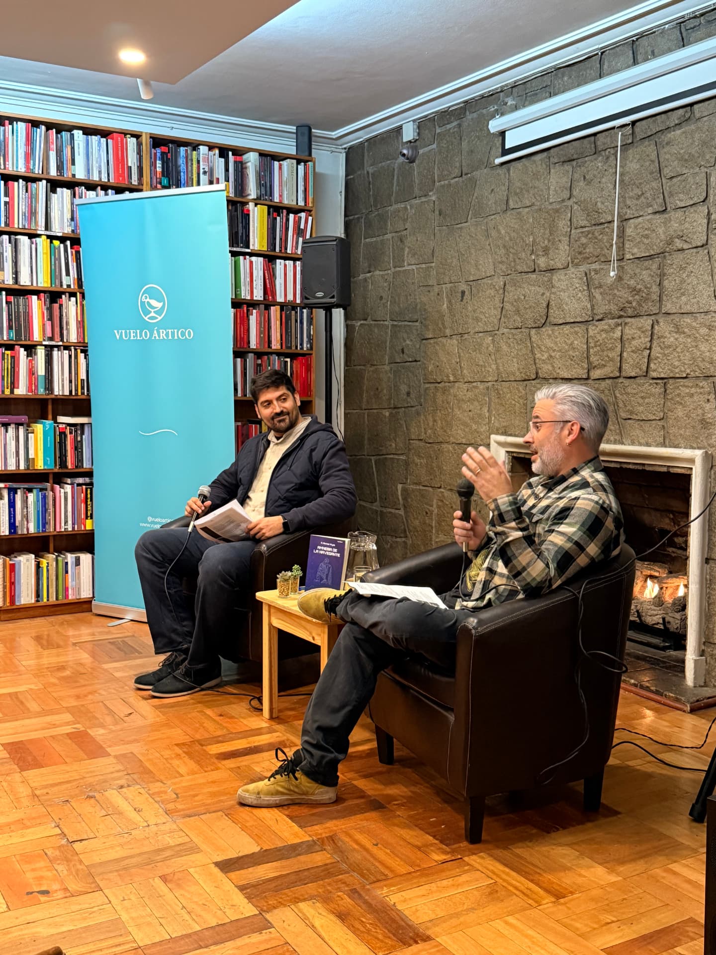 A. Romeo Wyss conversando con el presentador durante la presentación de la novela en Librería Catalonia